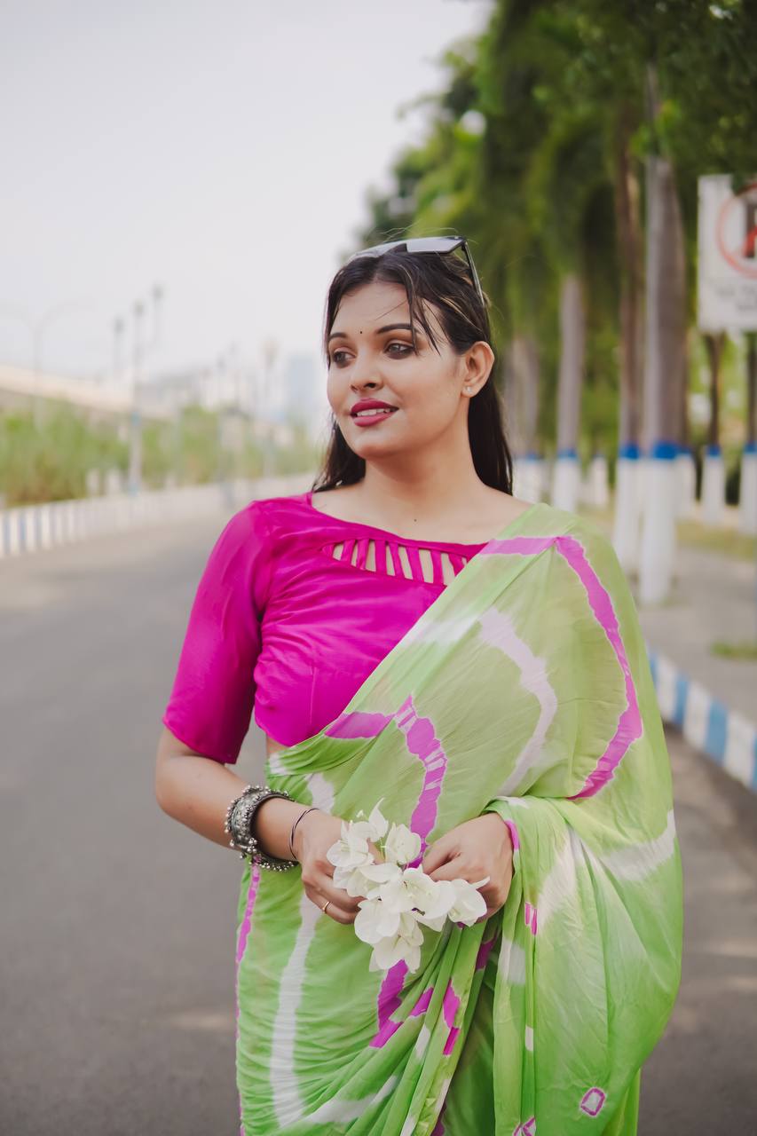 Traditional Lariya Pattern Saree in a Contemporary